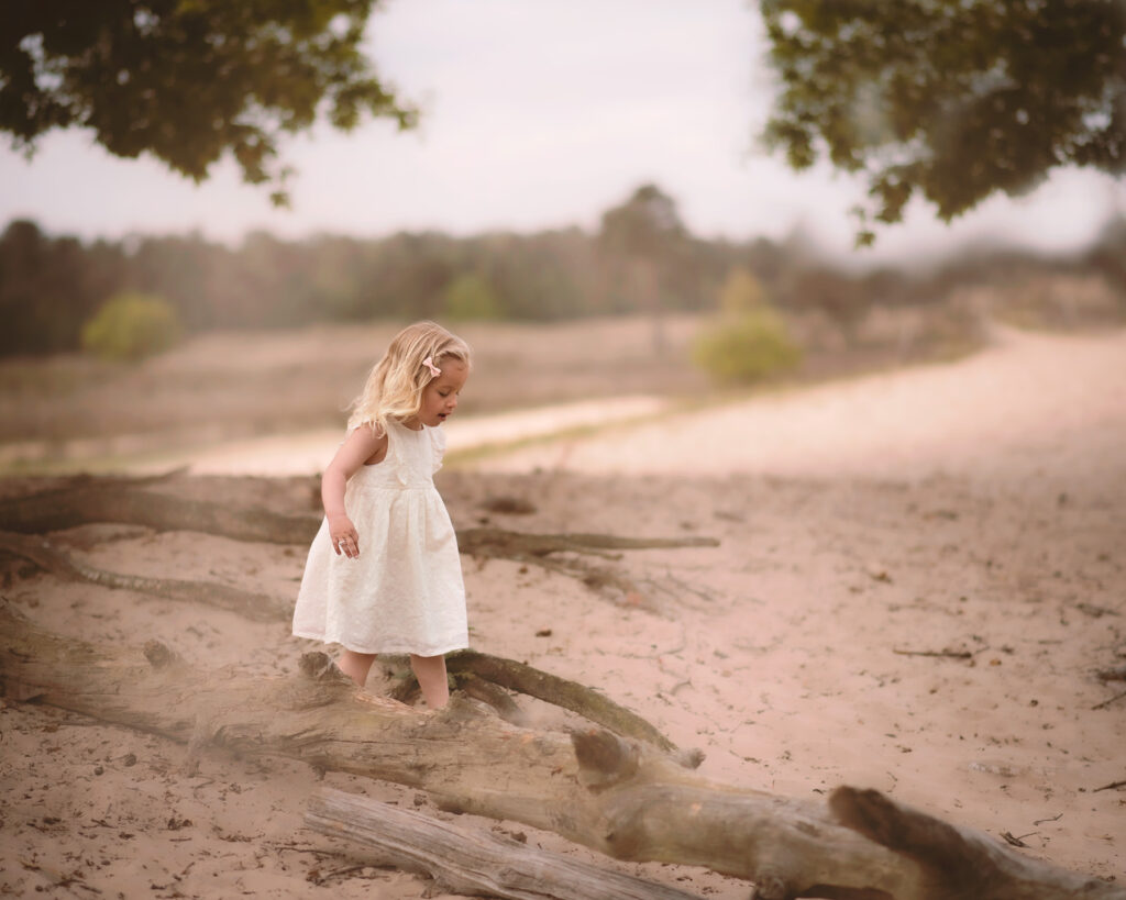 Meisje in witte jurk in duinen